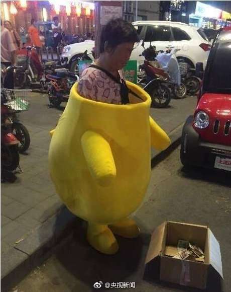Nenek pakai kostum Pikachu