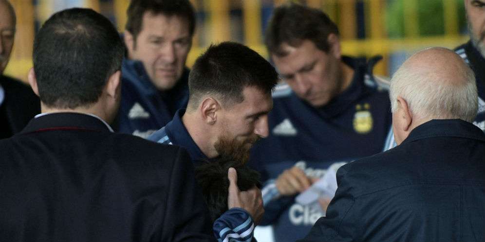 Messi memeluk bocah lelaki yang mengidolakannya