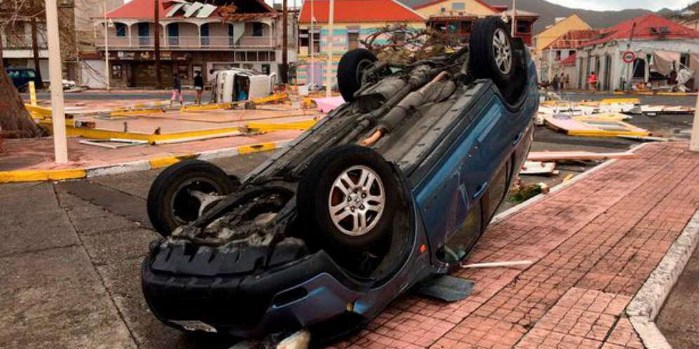 Mobil terbalik karena hempasan badai Irma