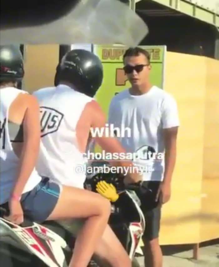 Nicholas Saputra hadang pemotor yang menggunakan trotoar