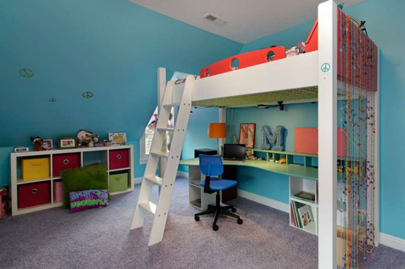 Tempat tidur warna cerah