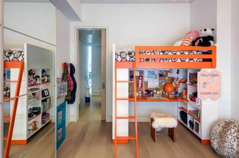 Loft bed dengan lemari cermin