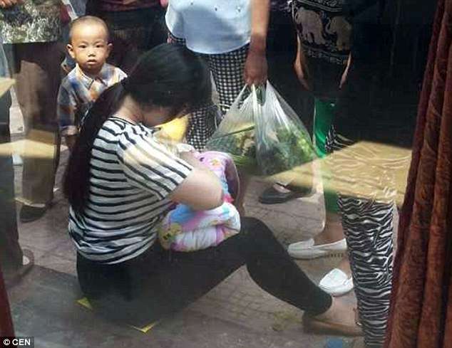 Ibu menyusui bayi yang dibuang di jalan