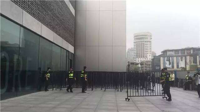 Sekuriti merapikan pagar pembatas.