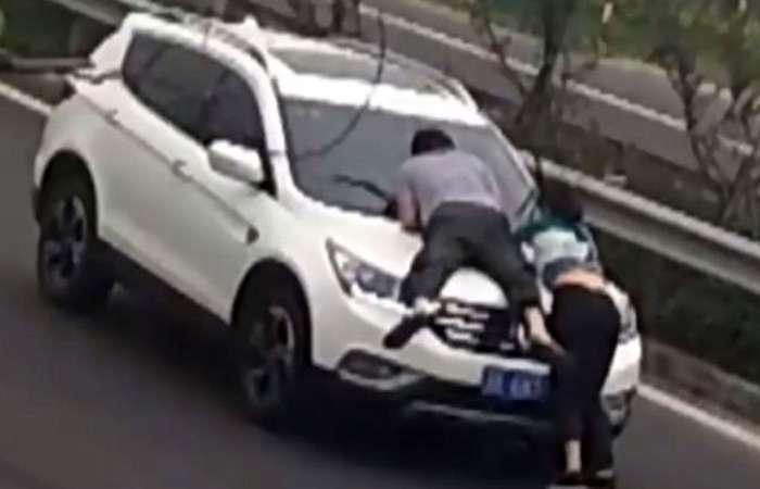 menggantung di kap mobil