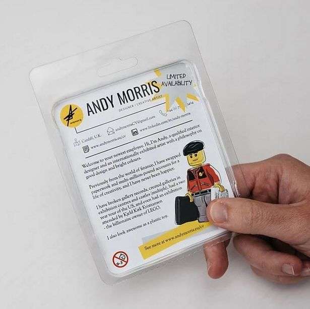 CV yang dikemas menjadi mainan Lego