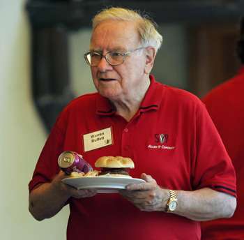 Warren Buffett menyukai burger dan cola.