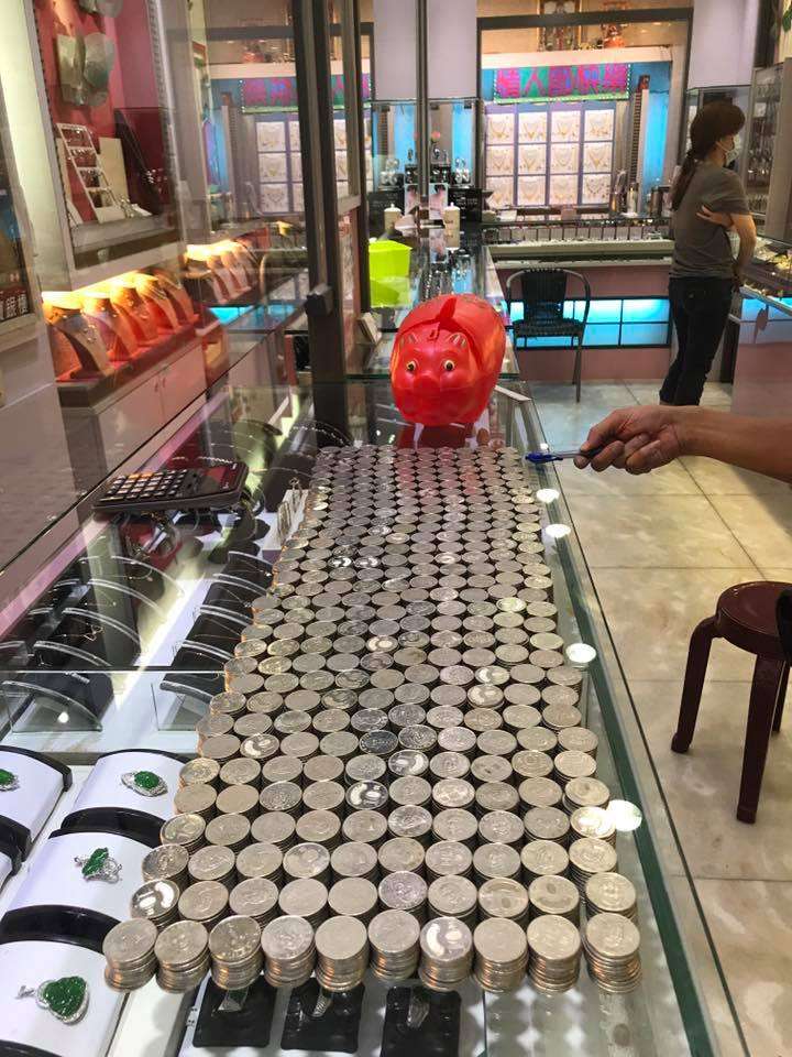 Beli kalung emas dengan uang receh