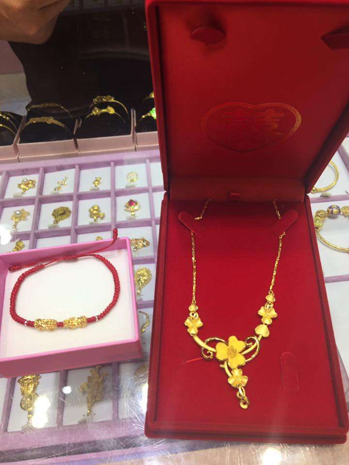 Beli kalung emas dengan uang receh