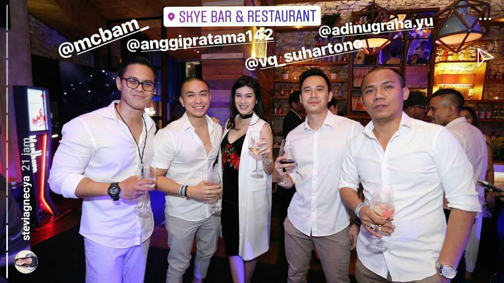 stevieanne dan suami bersama temannya