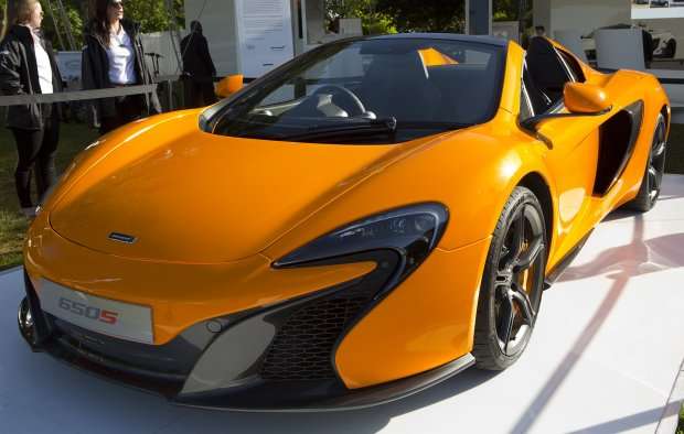 McLaren 650 S Spider berwarna jingga cerah.