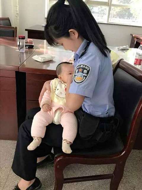 Hao Lina menyusui bayi terdakwa