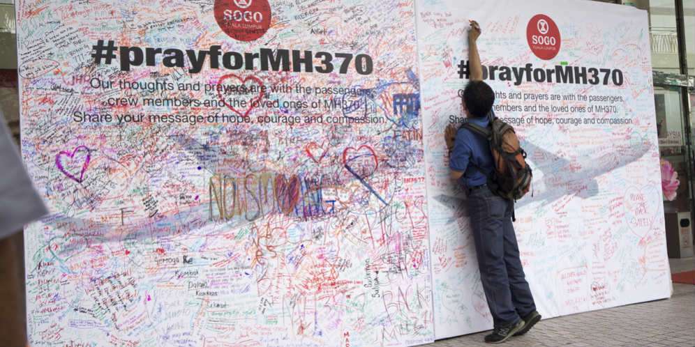 Seorang warga ikut bersimpati atas hilangnya MH 370