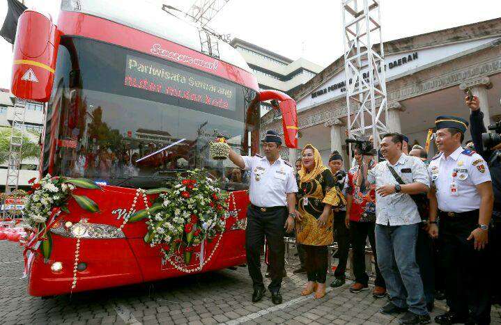 bus wisata