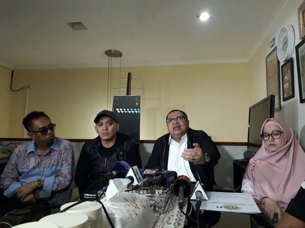 lyra virna bersama suami dan kuasa hukumnya