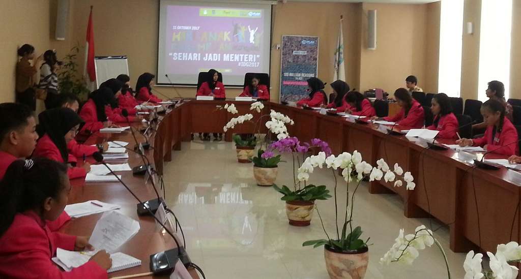 Ayu Juwita memimpin rapat Kementerian
