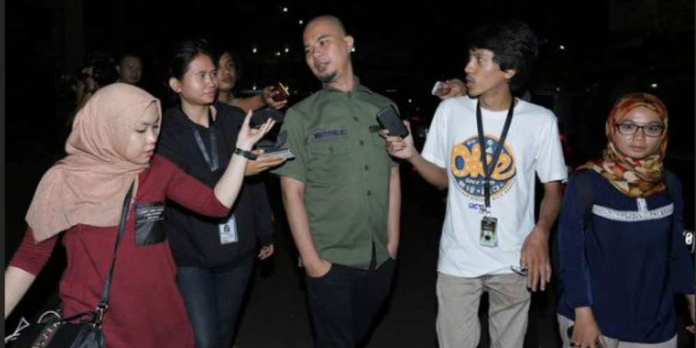 ahmad dhani dikejar awak media