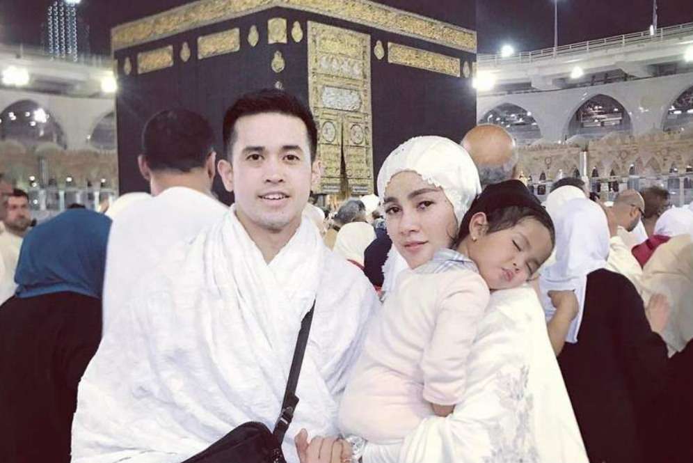 Olla dan Aufar saat umroh