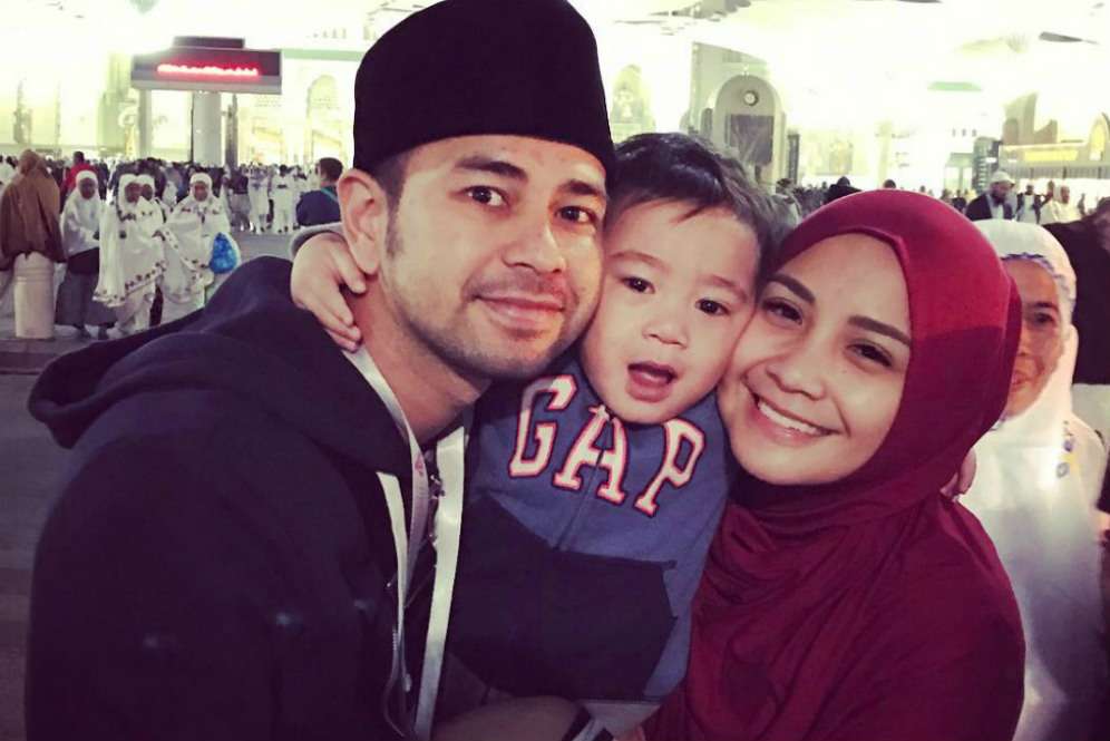 Raffi dan Nagita saat umroh