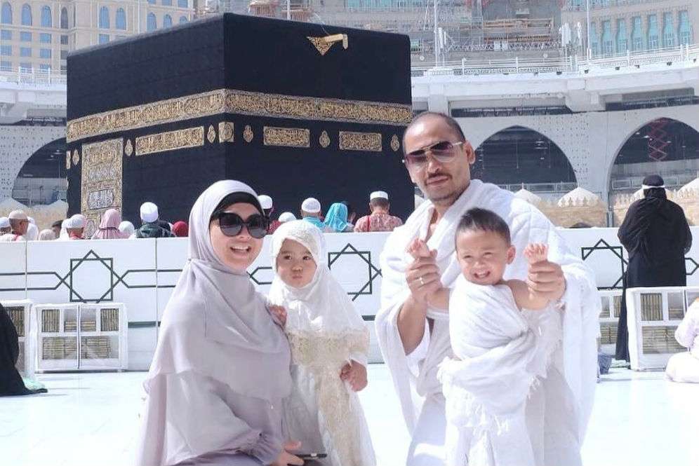 Aisyahrani umroh bersama keluarga kecilnya