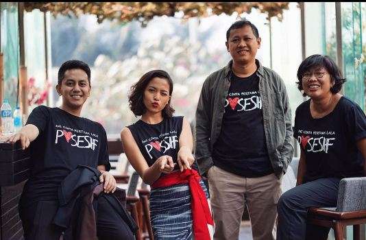 putri bersama crew posesif