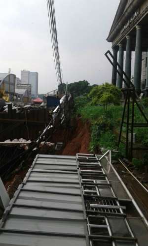 Longsor depan menara Saidah