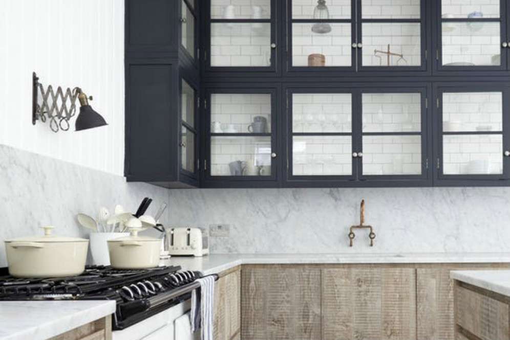 Kabinet dapur hitam dan kayu