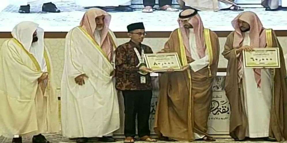Faqih menerima hadiah