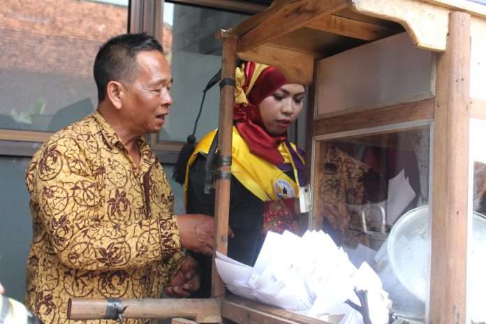 Anak penjual sate peraih cumlaude