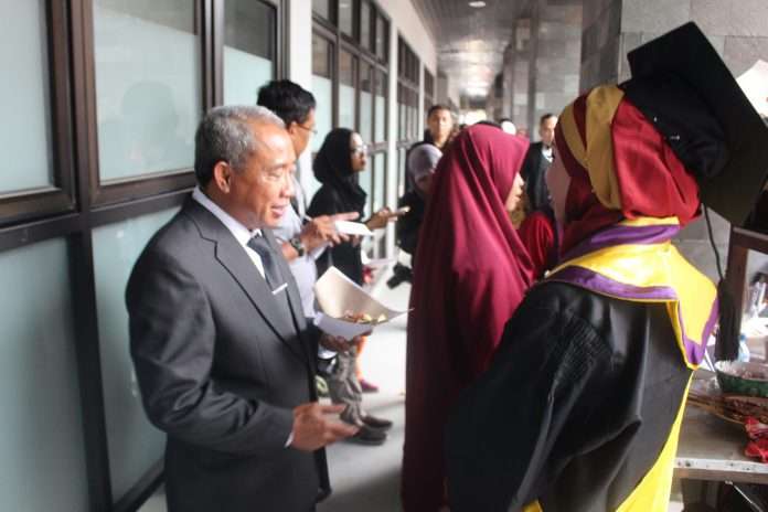 Anak penjual sate peraih cumlaude