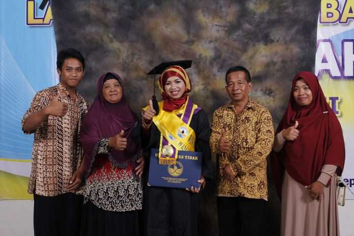 Anak penjual sate peraih cumlaude