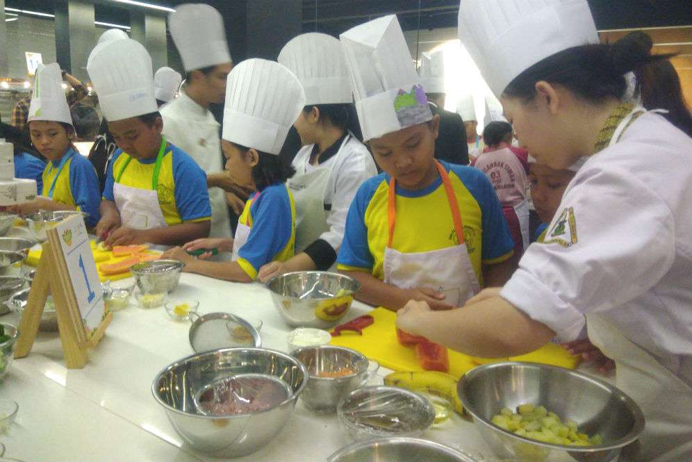Anak-anak belajar masak