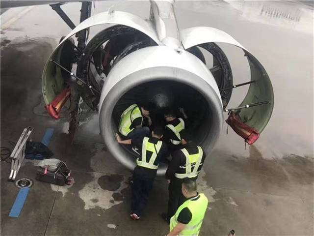 Mencari uang koin di mesin.