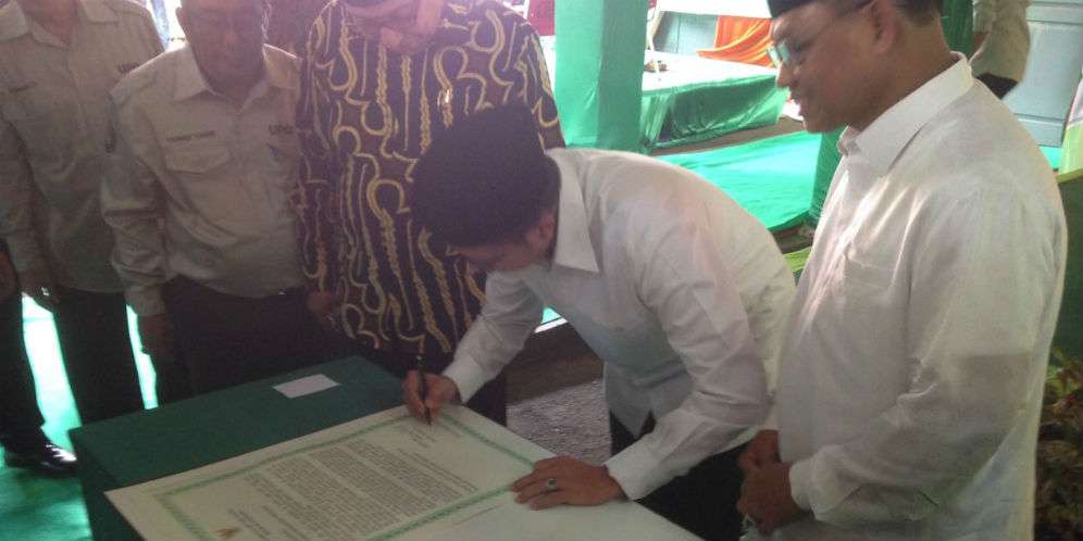 Menag Lukman menandatangani mukadimah mushaf Alquran Kemenag