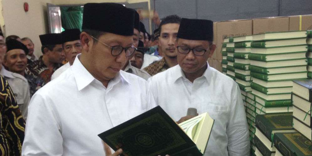 Lukman memeriksa mushaf Alquran terbitan UPQ