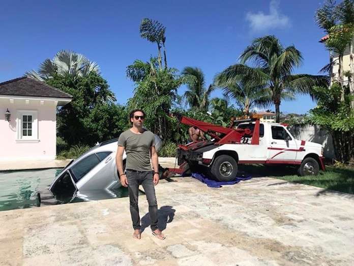Mobil diangkat dari dasar kolam.