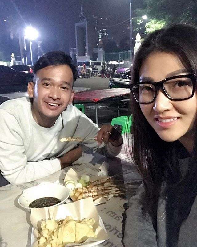 ruben dan sarwendah makan dipingir jalan