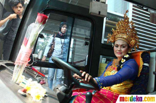 Supir Bus Wanita Supir Bus Wanita