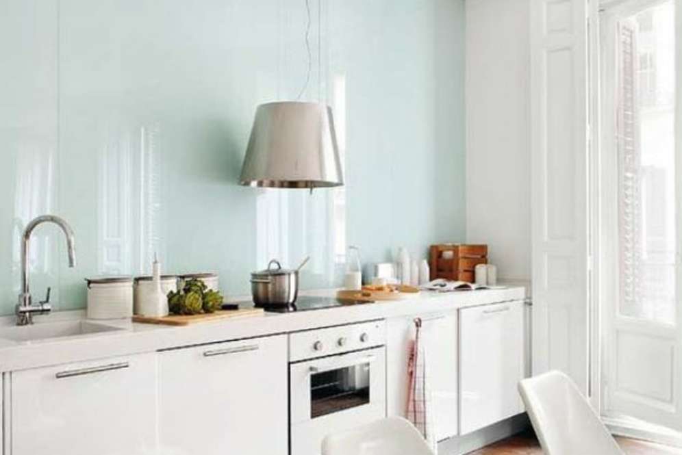 Glass backsplash di dinding dapur