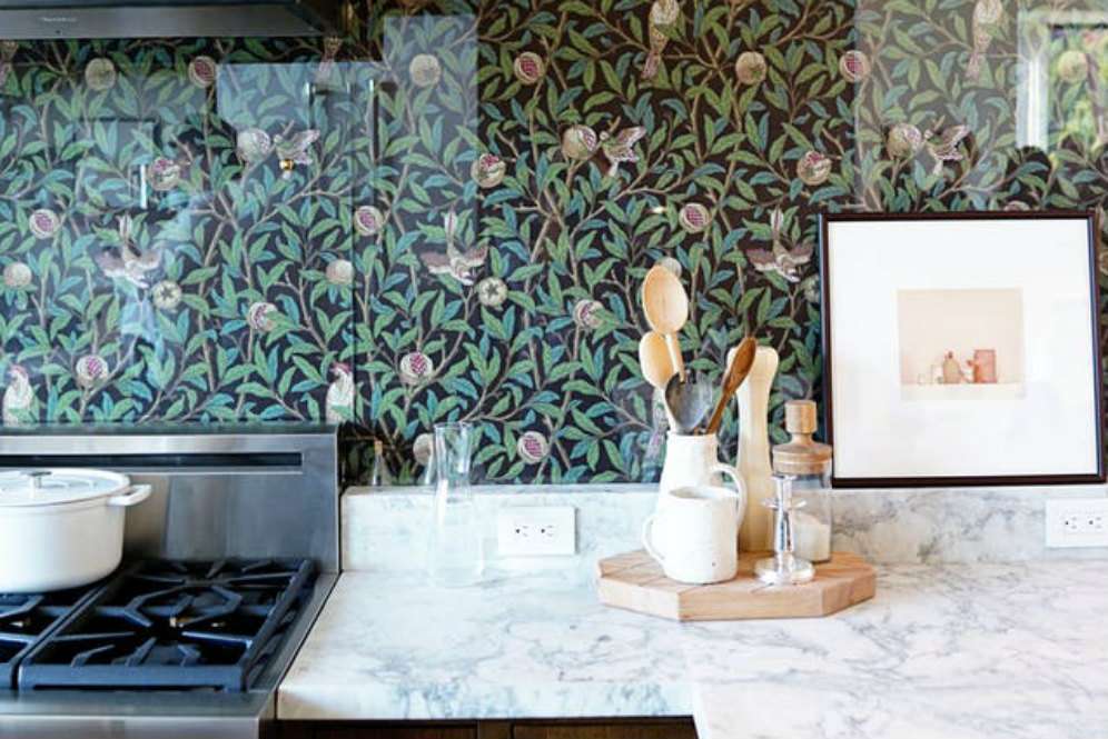 Glass backsplash di dinding dapur
