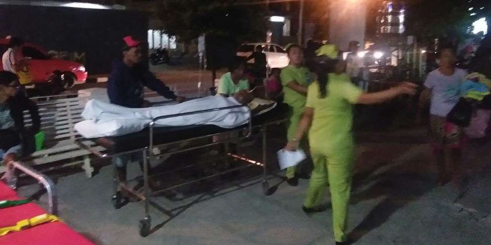 Pasien rumah sakit dibawa keluar