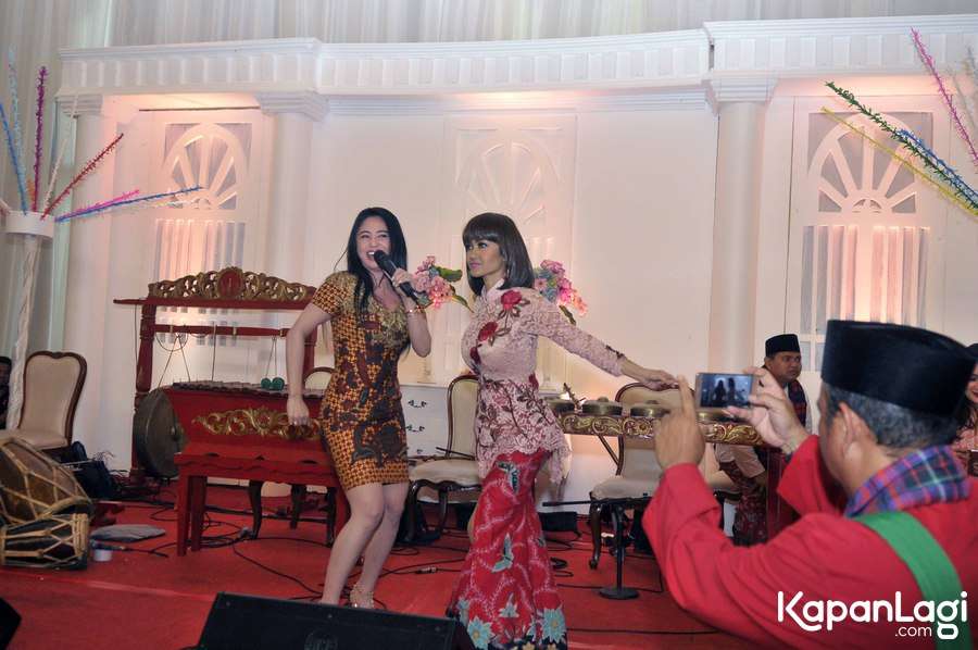 Dewi Perssik dan Julia Perez