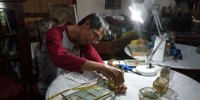 Suvenir kotak kaca untuk pernikahan Kahiyang-Bobby.