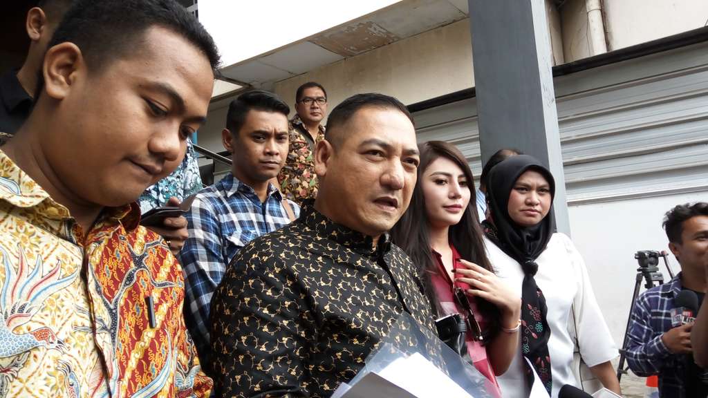 Krisna Murti dan model Widuri Krisna Murti dan model Widuri