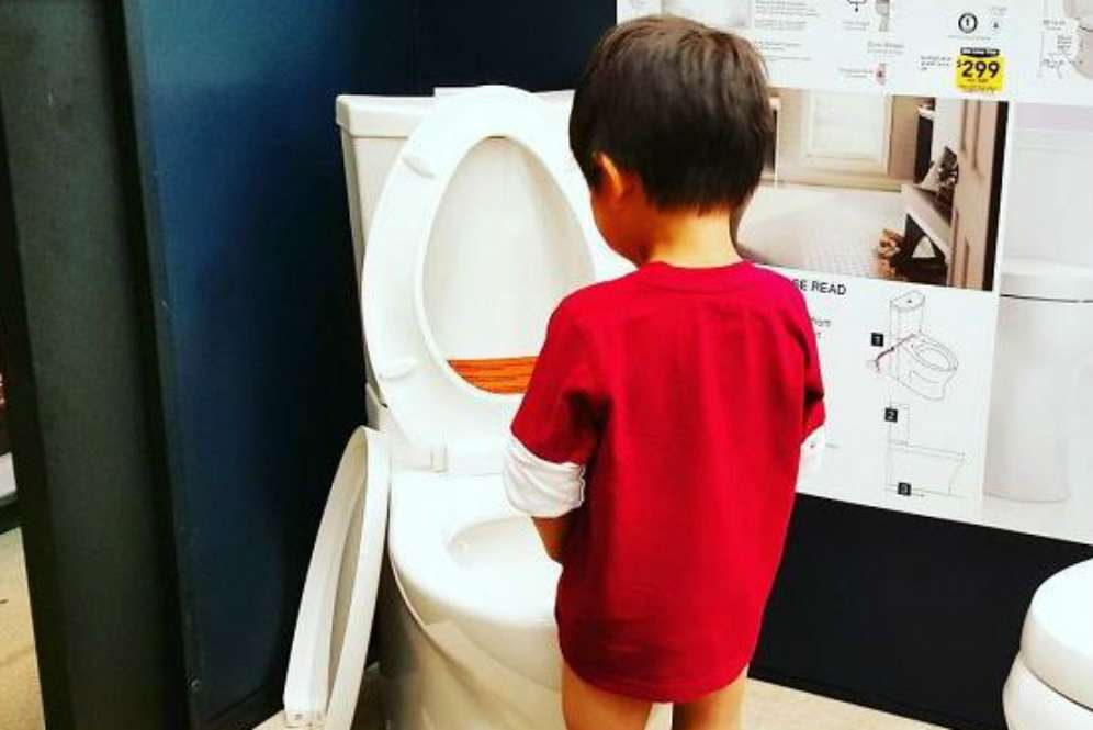 Buang air di toilet displat Buang air di toilet displat
