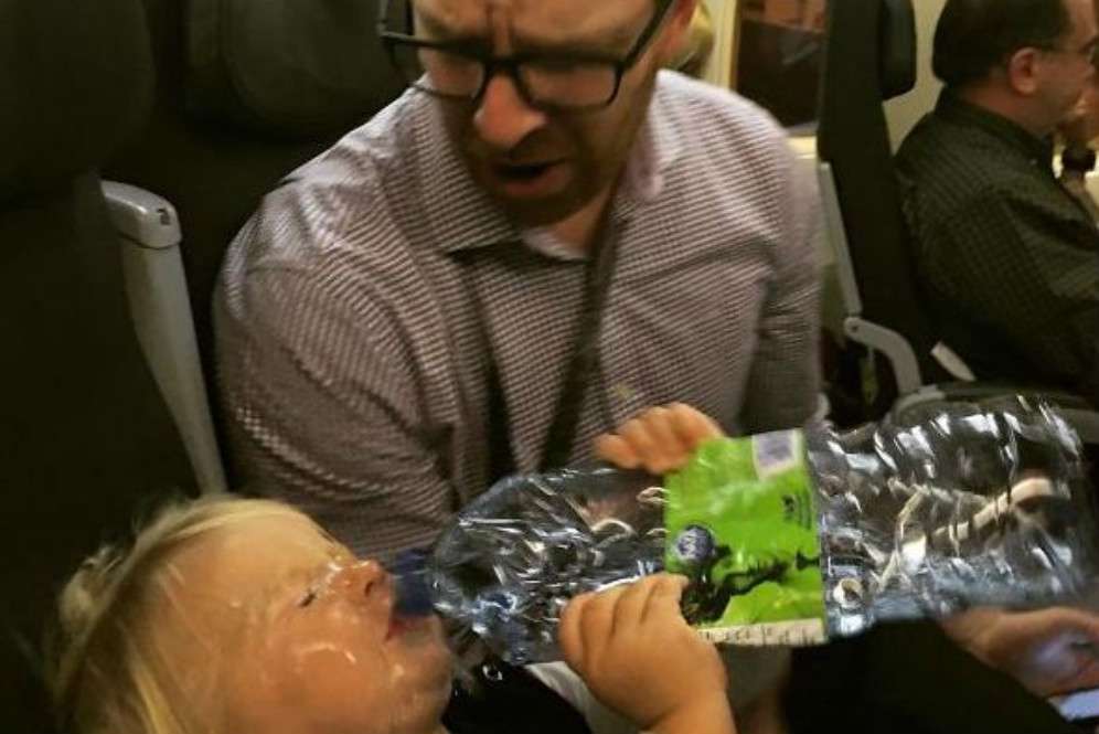 Wajah ketumpahan air botol Wajah ketumpahan air botol