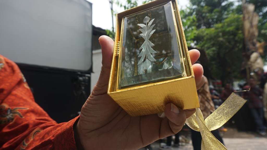 Suvenir berupa kotak kaca.
