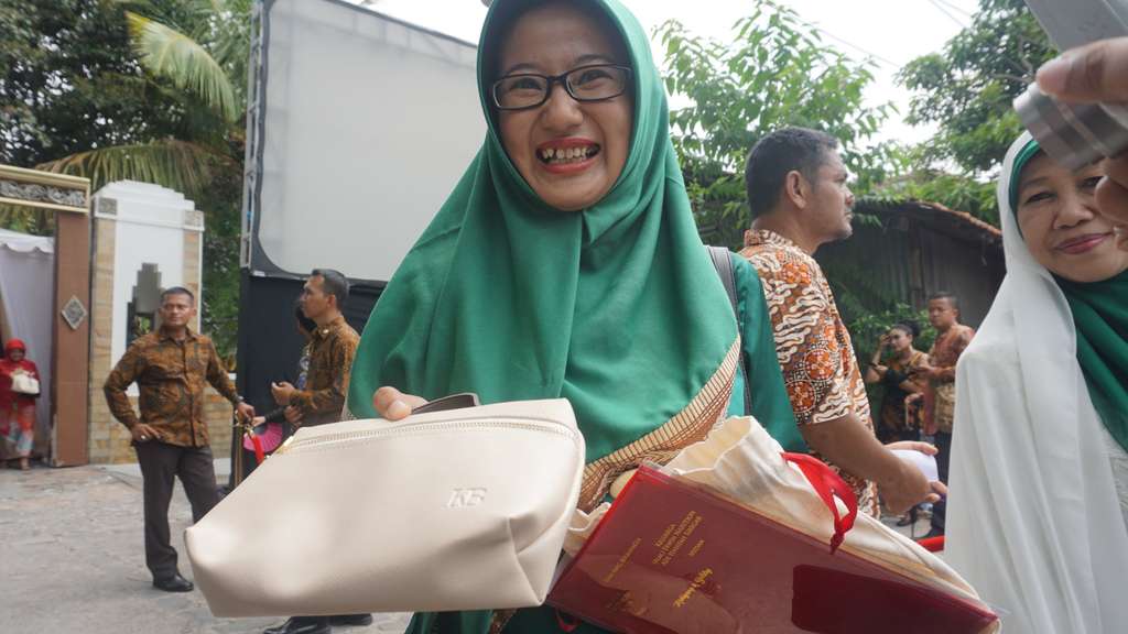 Suvenir berupa pouch bag.