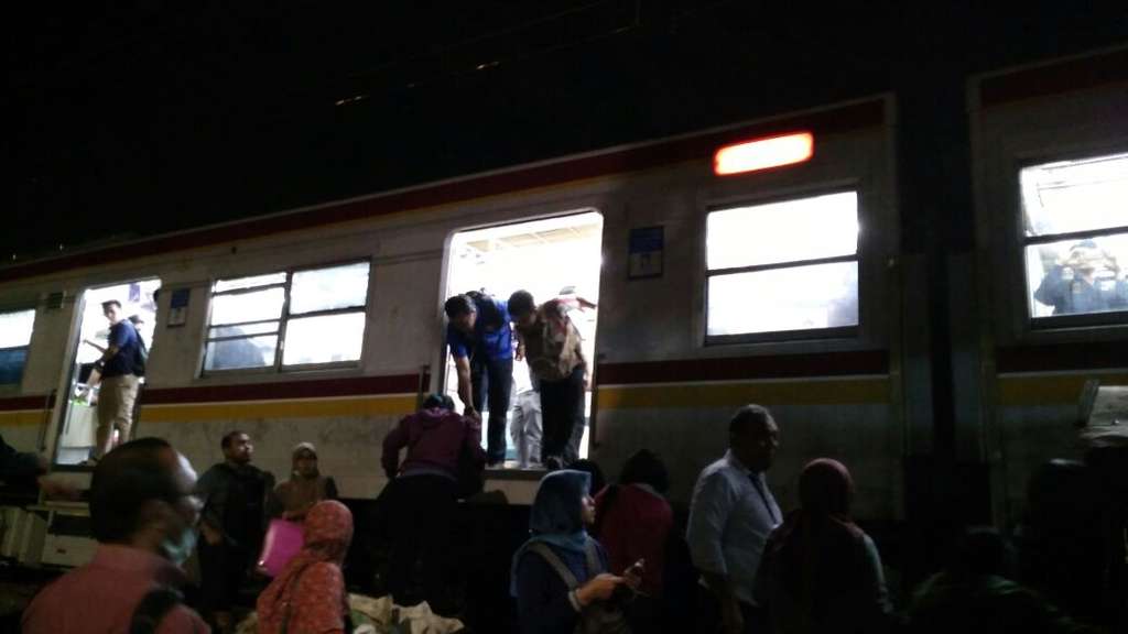 Penumpang KRL 1416 yang turun dari kereta. Penumpang KRL 1416 yang turun dari kereta.