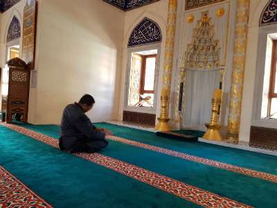 Lukman sholat di masjid agung Tokyo